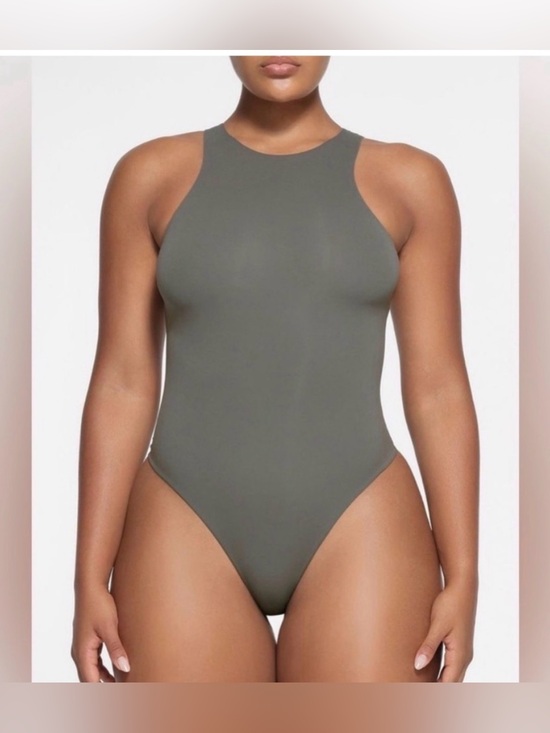 SKIMS Tops - FITS EVERYBODY
HIGH NECK BODYSUIT STYLE: BS-BST-0232
COLOR: GUNMETAL SIZE:
XL
